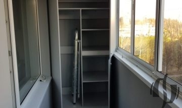Распашной шкаф для балкона