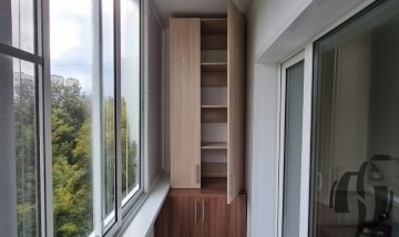 Шкаф встроенный на балкон
