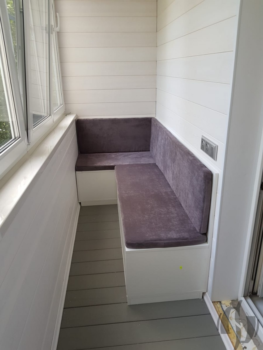 Угловой маленький диван на балкон